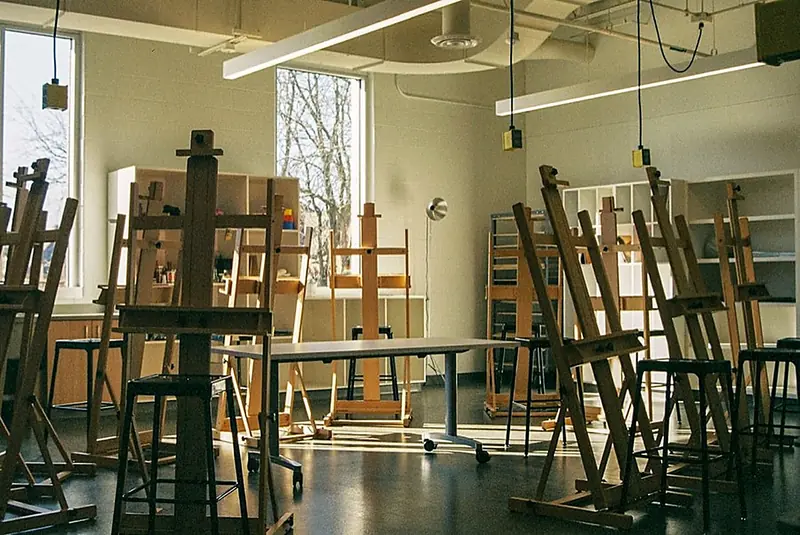 Atelier d'art-thérapie, chevalets et grandes fenêtres.